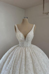 Luxurious Princess Long A-line V-neck Lace Beaded Sleeveless Wedding Dress with Glitter