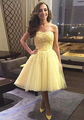 A-Line Sweetheart Sleeveless Knee-Length Homecoming Dress with Tulle and Appliqued Beading