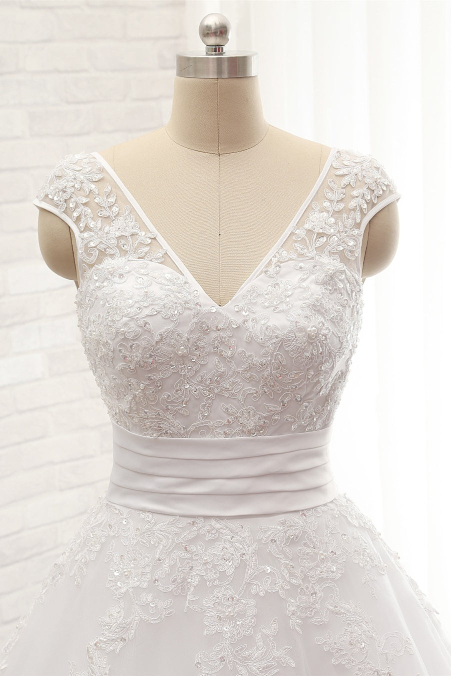 Affordable V-Neck Tulle Lace Wedding Dress A-Line Sleeveless Appliques Bridal Gowns with Beadings Online