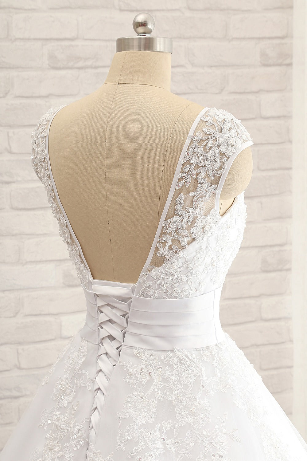 Affordable V-Neck Tulle Lace Wedding Dress A-Line Sleeveless Appliques Bridal Gowns with Beadings Online