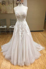 Chic Spaghetti-Straps V-Neck Tulle Wedding Dress Appliques Sleeveless Bridal Gowns with Beadings Online