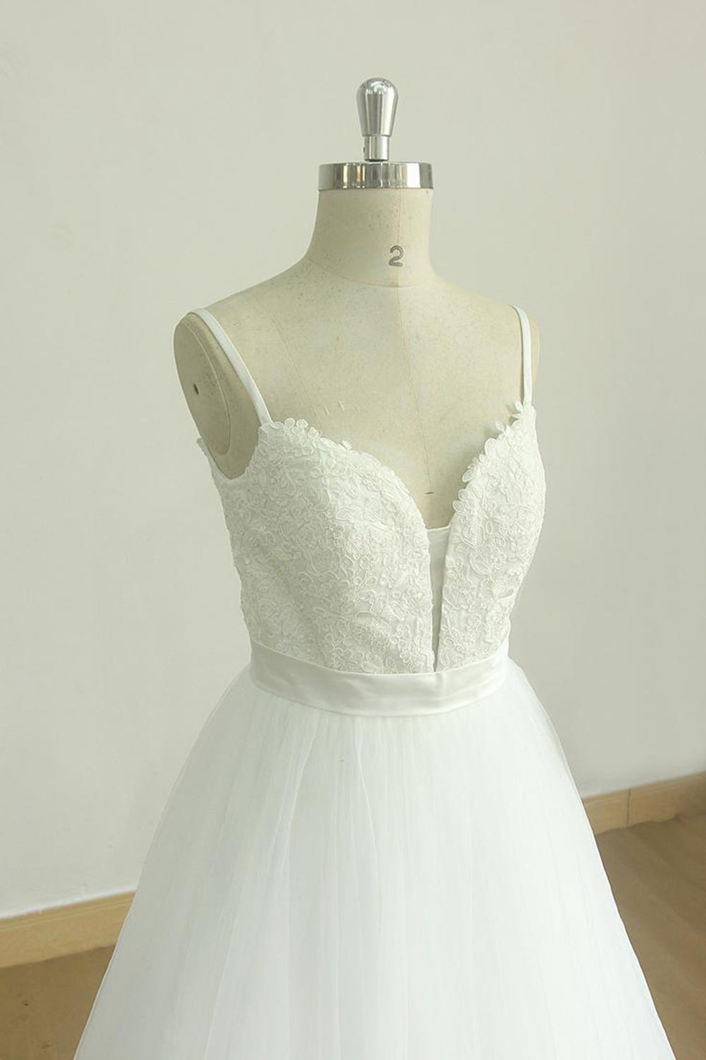 Chic Spaghetti Straps V-Neck Wedding Dresses White Tulle Appliques Bridal Gowns Online