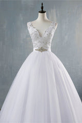 Chic Starps V-Neck Beadings Tulle Wedding Dress Sleeveless Appliques Bridal Gowns with Rhinestones