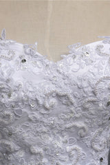 Chic Strapless Sweetheart Tulle Lace Wedding Dresses Sleeveless Appliques Bridal Gowns with Beadings