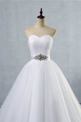 Chic Strapless Sweetheart White Tulle Wedding Dress Sleeveless Beadings Bridal Gowns with Sash