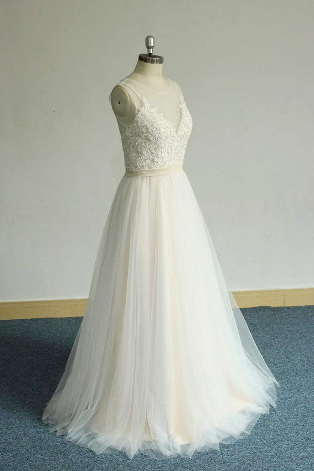 Chic Straps Sleeveless Appliques Wedding Dress A-line Tulle White Bridal Gowns On Sale