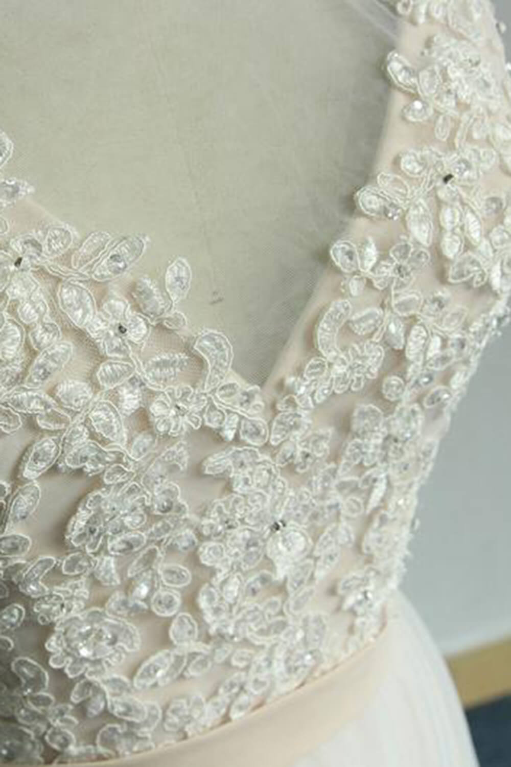 Chic Straps Sleeveless Appliques Wedding Dress A-line Tulle White Bridal Gowns On Sale