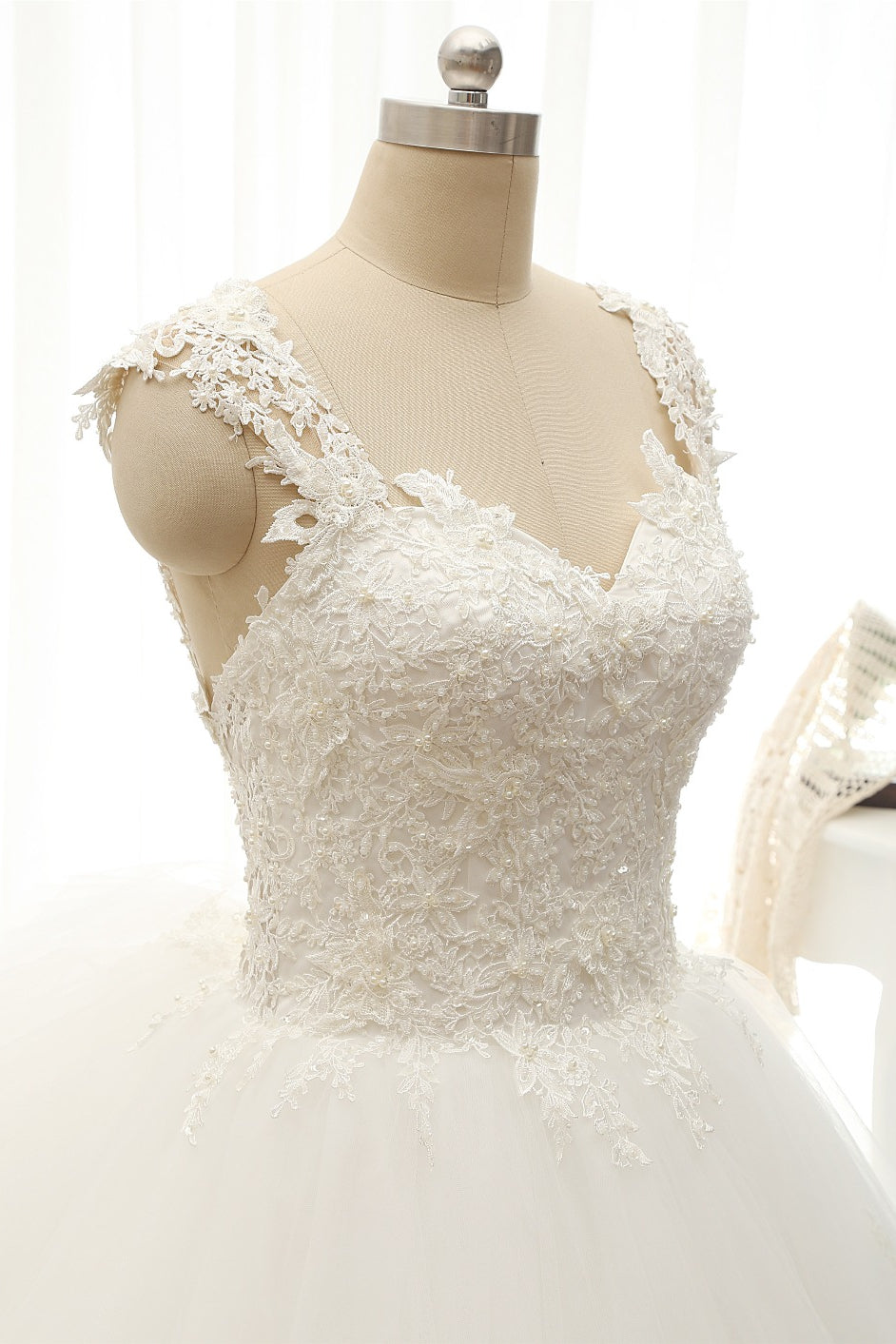 Chic Straps Sleeveless Tulle Wedding Dresses With Appliques White A-line Bridal Gowns Online