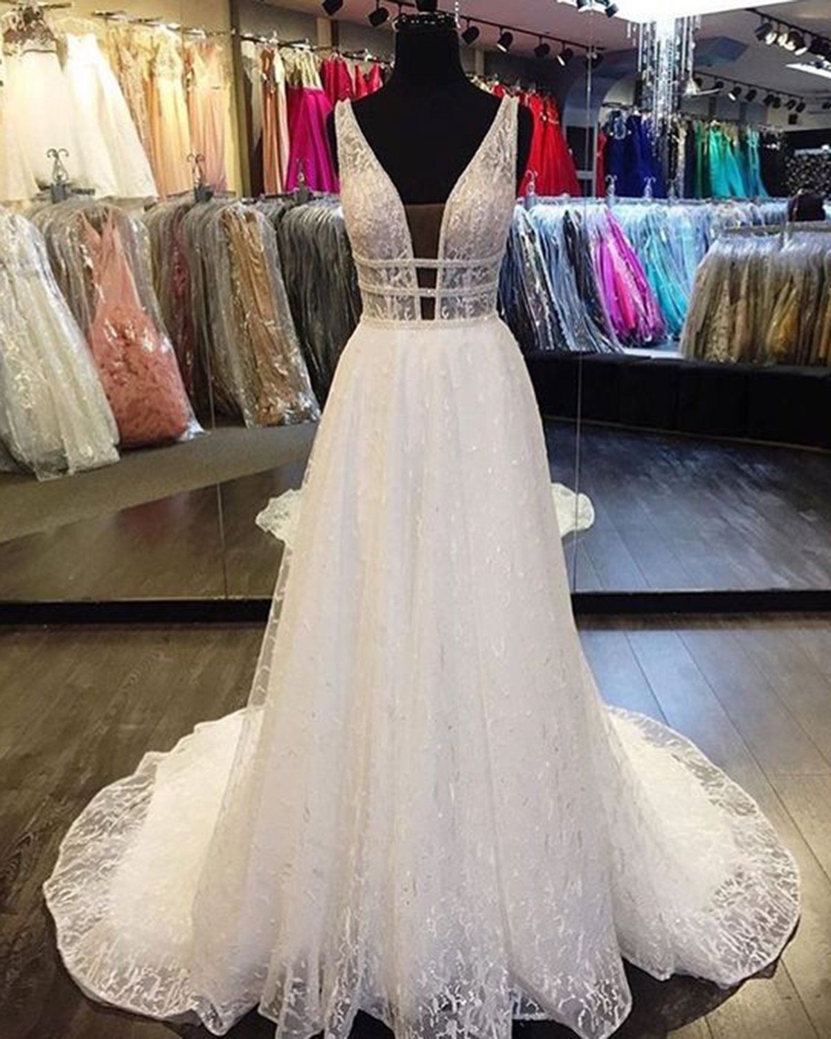 Designer V-Neck Sleeveless Lace Wedding Dress Long Bridal Gowns