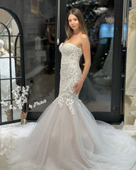 Elegant Floor-Length Sweetheart Sleeveless Mermaid Lace Wedding Dress with Appliques