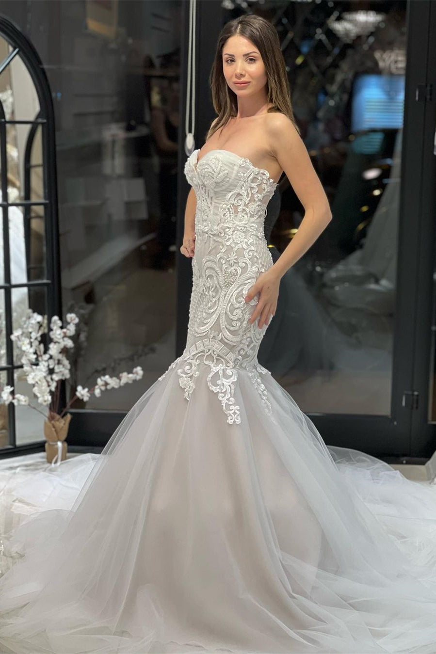 Elegant Floor-Length Sweetheart Sleeveless Mermaid Lace Wedding Dress with Appliques