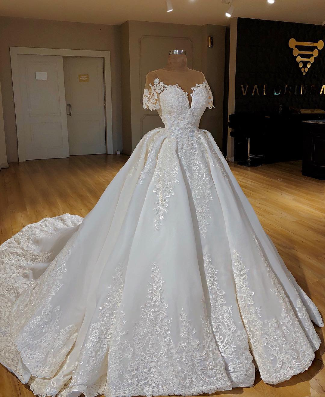 Elegant Jewel Shortsleeves A-line Wedding Dresses White Ruffles Lace Bridal Gowns With Appliques On Sale