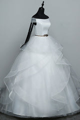 Elegant Off-the-Shoulder Organza Wedding Dress Sleeveless Ruffles Bridal Gowns with Beading Sash