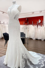 Elegant Sleeveless White Lace Satin Mermaid Wedding Dresses