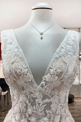 Elegant Tulle Deep V Neck Sleeveless Lace A-Line Weddding Dresses