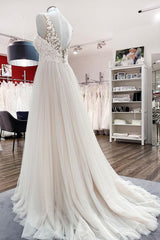 Elegant Tulle Lace V Neck Ivory A-Line Wedding Dresses