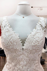 Elegant Tulle Lace V Neck Ivory A-Line Wedding Dresses