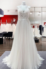 Elegant Tulle Lace V Neck Ivory A-Line Wedding Dresses