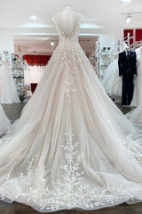 Eye-taking Jewel Tulle Lace Appliques Ruffles A-Line Wedding Dresses