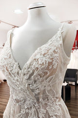 Eye-taking Sleeveless Tulle V Neck Lace A-Line Wedding Dresses