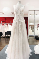 Eye-taking Sleeveless Tulle V Neck Lace A-Line Wedding Dresses