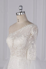 Glamorous Sheath Lace Tulle Wedding Dress One-Shoulder 3/4 Sleeve Appliques Bridal Gowns Online