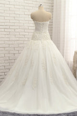 Glamorous Strapless Tulle Lace Wedding Dress Sweetheart Sleeveless Bridal Gowns with Appliques On Sale