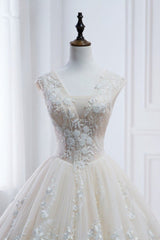 Glamorous Tulle Lace Appliques Wedding Dress V-Neck Pearls Sleeveless Bridal Gowns with Rhinestones On Sale