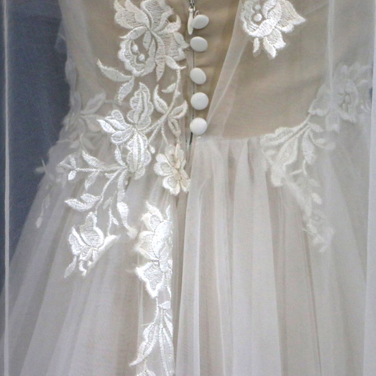 Glamorous White Tulle V-Neck Beach Wedding Dress A Line Flower Bridal Gowns On Sale