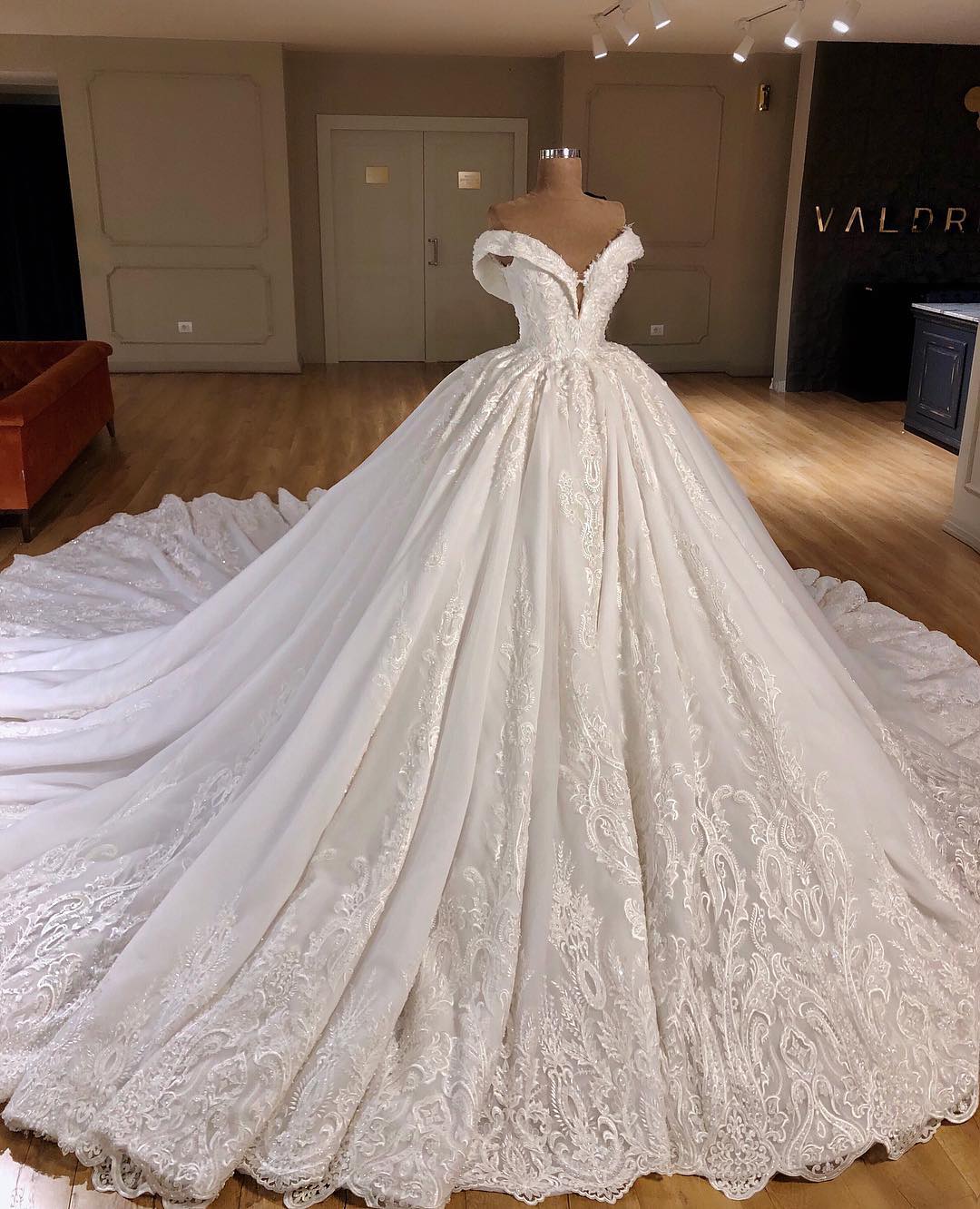 Gorgeous Off-the-shoulder V-neck Lace Wedding Dresses A-line White Ruffles Bridal Gowns With Appliques On Sale