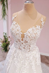 Gorgeous Sleeveless Tulle Wedding Dress With Lace Appliques