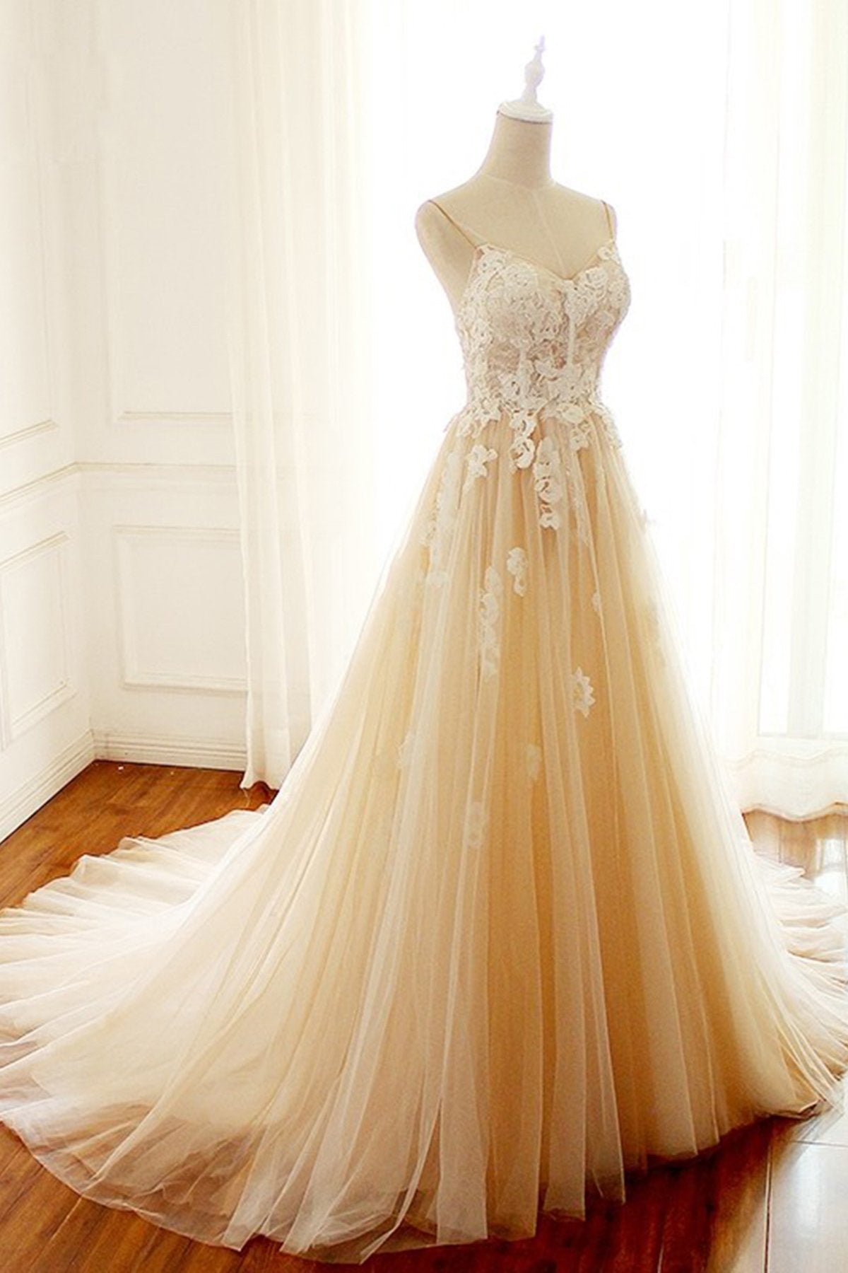 Gorgeous Sweetheart Creamy Tulle Wedding Dress Spaghetti Straps Sweep Train Bridal Gowns On Sale