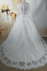 Gorgeous Tulle Lace White Wedding Dress Long Sleeves Appliques Bridal Gowns with Pearls