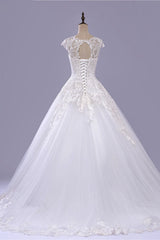 Gorgeous V-neck A-line Tulle Wedding Dresses Appliques White Shortsleeves Bridal Gowns On Sale