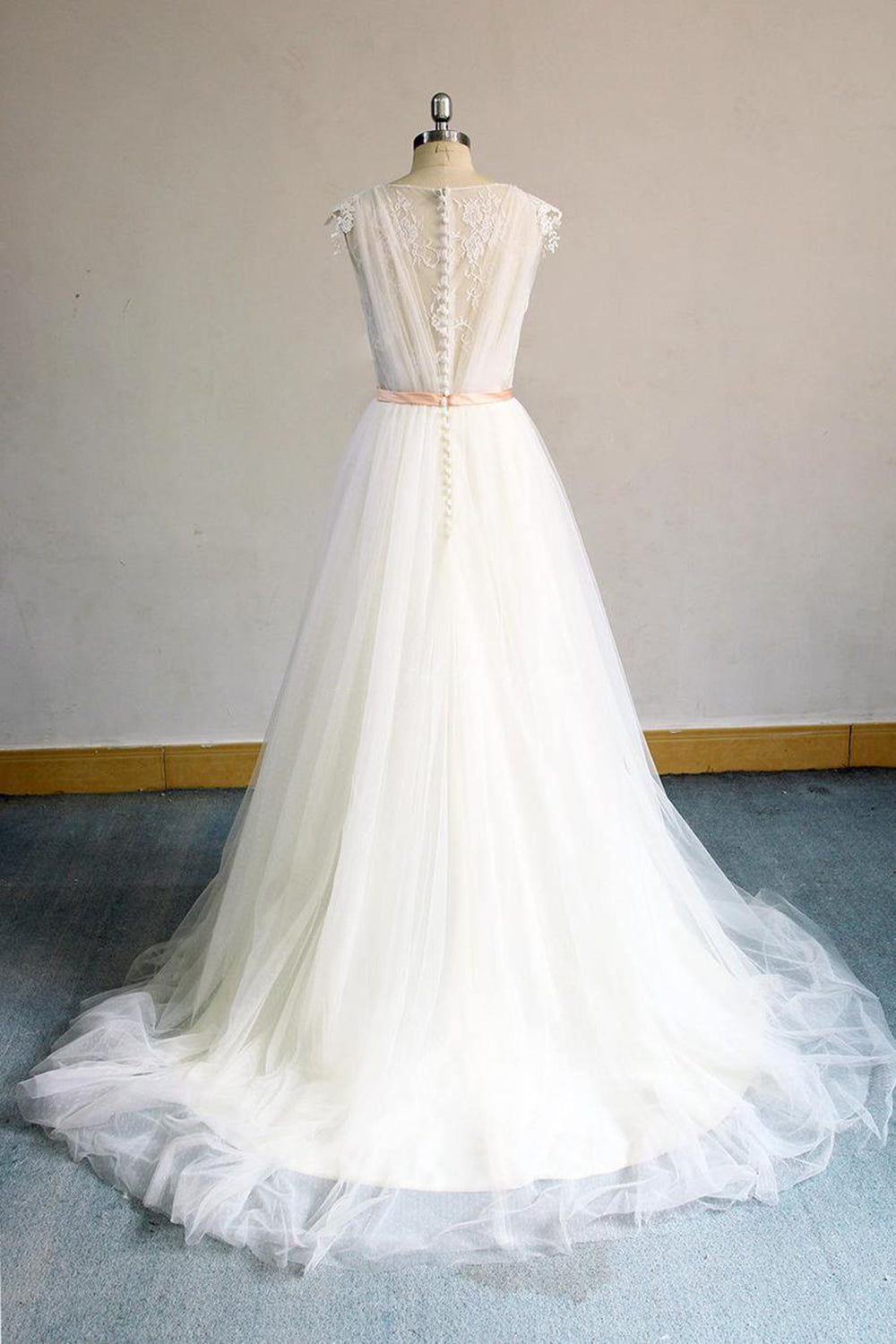 Gorgeous V-neck Sleeveless A-line Wedding Dresses Champgne Tulle Bridal Gowns With Appliques On Sale