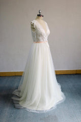 Gorgeous V-neck Sleeveless A-line Wedding Dresses Champgne Tulle Bridal Gowns With Appliques On Sale