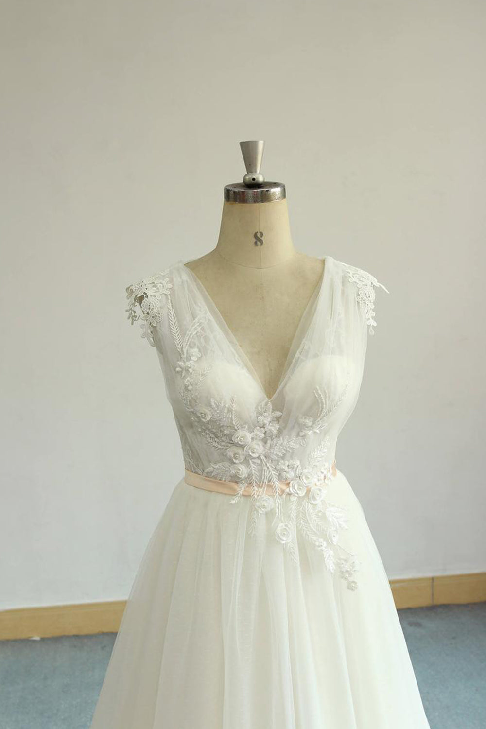 Gorgeous V-neck Sleeveless A-line Wedding Dresses Champgne Tulle Bridal Gowns With Appliques On Sale