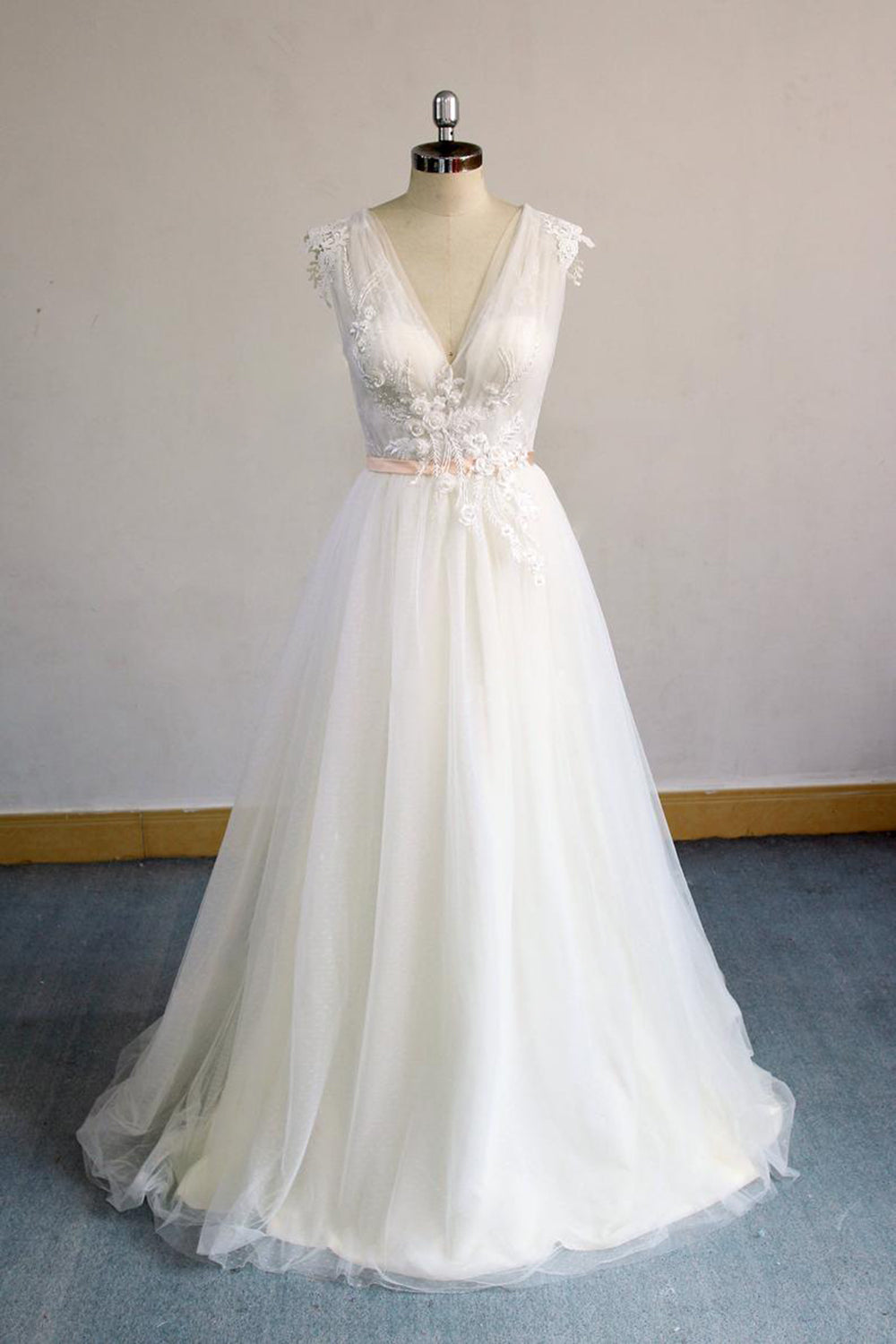 Gorgeous V-neck Sleeveless A-line Wedding Dresses Champgne Tulle Bridal Gowns With Appliques On Sale