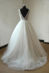 Gorgeous V-neck Sleeveless Appliques Wedding Dress White Ball Gown Tulle Bridal Gowns On Sale