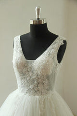 Gorgeous V-neck Sleeveless Appliques Wedding Dress White Ball Gown Tulle Bridal Gowns On Sale