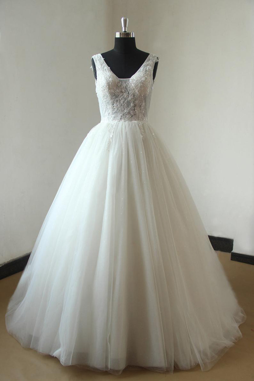 Gorgeous V-neck Sleeveless Appliques Wedding Dress White Ball Gown Tulle Bridal Gowns On Sale