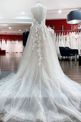 Graceful Spaghetti Straps Tulle V Neck Sequins Wedding Dresses With Lace Appliques