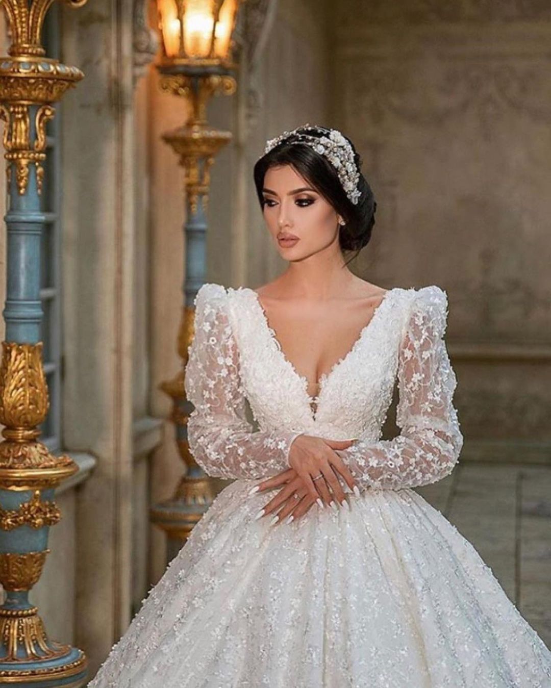 Long Sleeves Ball Gown Wedding Dress Appliques V-Neck Bridal Gown