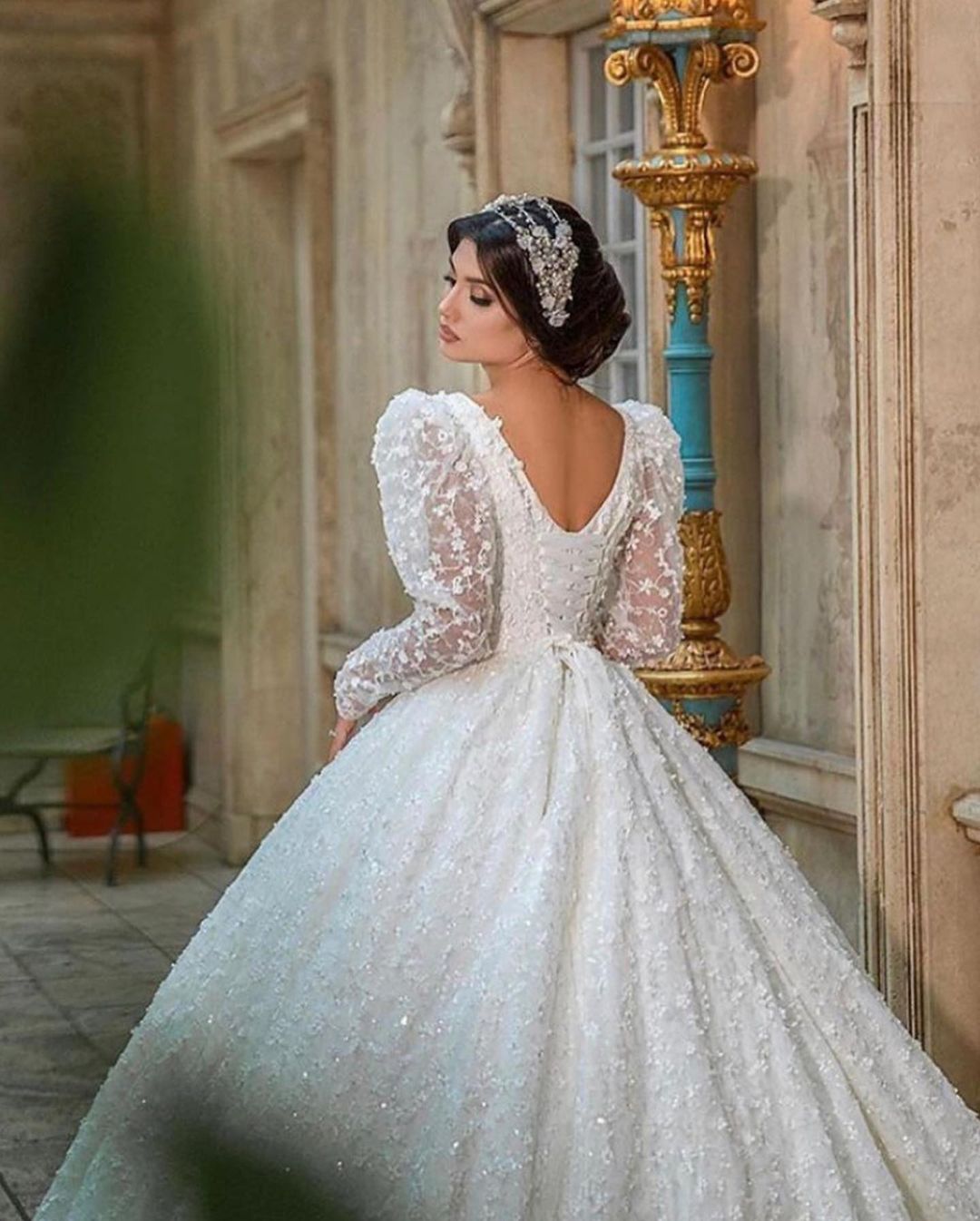 Long Sleeves Ball Gown Wedding Dress Appliques V-Neck Bridal Gown