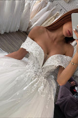 Off-the-Shoulder Ball Gown Tulle Wedding Dress With Appliques