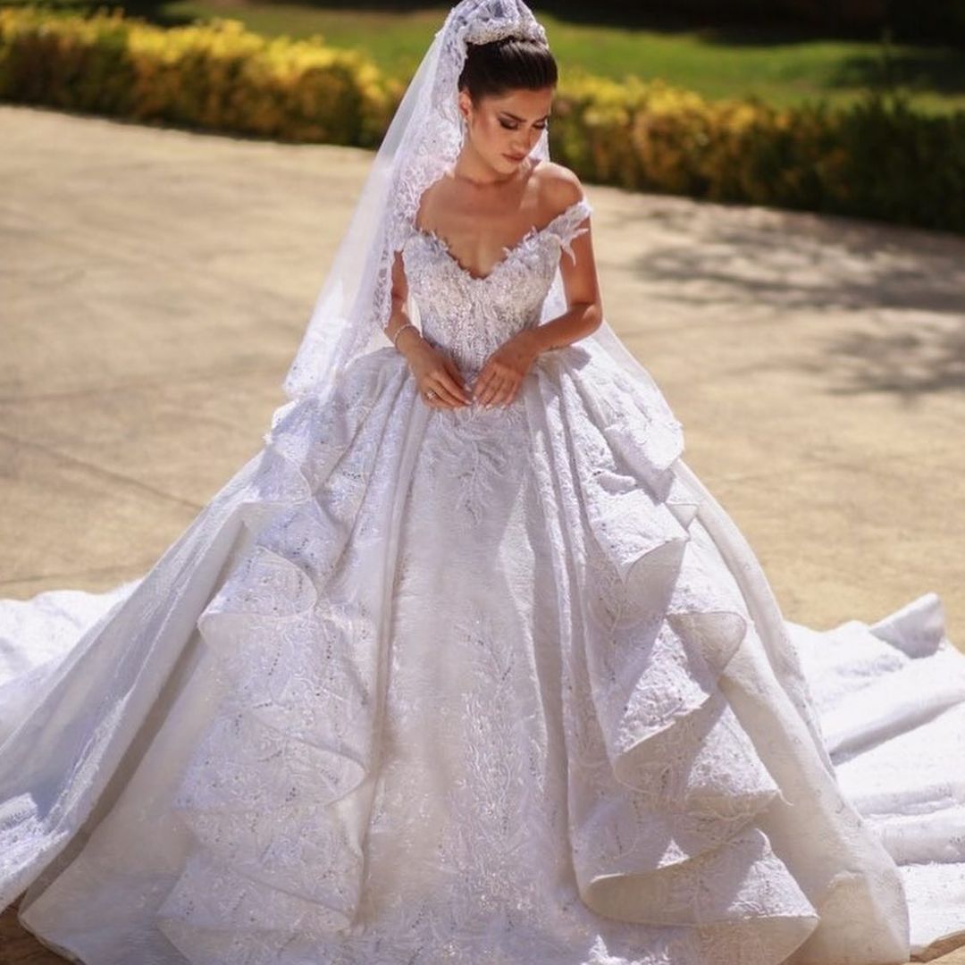 Off-the-Shoulder Ball Gown Wedding Derss With Lace Appliques