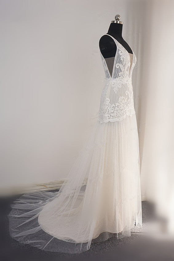 Sexy Straps Deep-V-Neck Tulle Appliques Wedding Dress Sleeveless Ruffles Lace Bridal Gowns Online