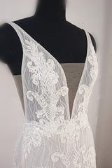 Sexy Straps Deep-V-Neck Tulle Appliques Wedding Dress Sleeveless Ruffles Lace Bridal Gowns Online