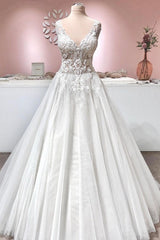 Sleeveless Lace Appliques Wedding Dress Long With V-Neck