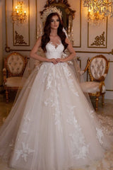 Sleeveless Princess Tulle Wedding Dress With Appliques